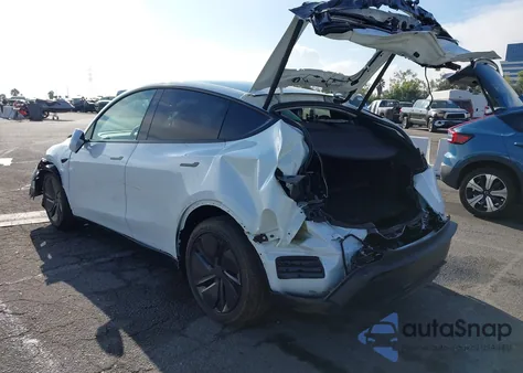 2026 Tesla Model Y Long Range Dual Motor All-Wheel Drive z USA, uszkodzony, nr VIN 7SAYGDED7TF446169